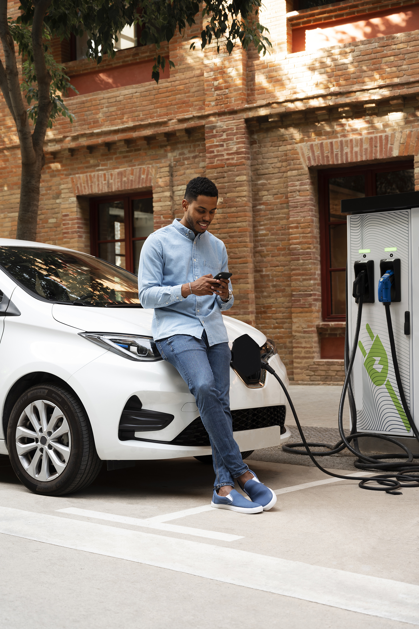 full-shot-man-waiting-electric-car-charge