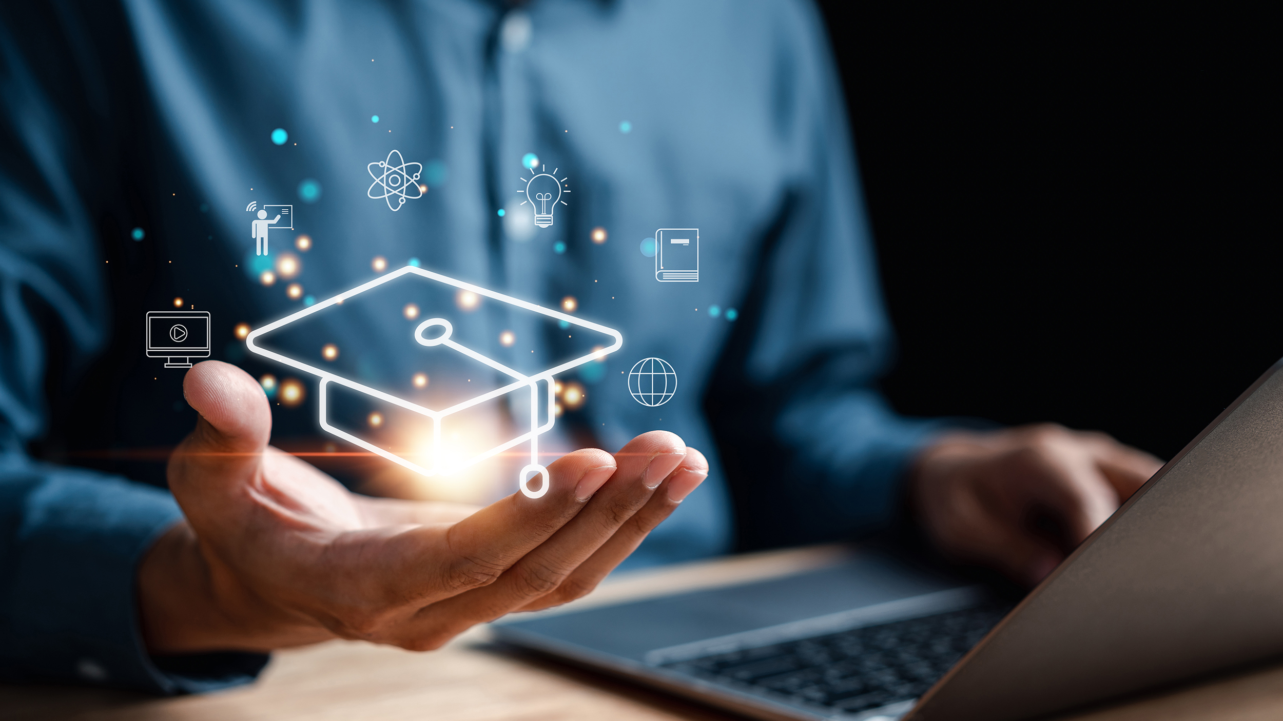 E-learning online class on virtual screen, watching video on internet, webinar online, education on internet, e-learning, learning online with webinar, video tutorial